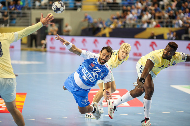 Zawodnik Orlen Wisły Płock Daniel Sarmiento (L) i Veitia Valdes Pedro (P) z FC Porto podczas meczu 1. kolejki fazy grupowj Ligi Mistrzów piłkarzy ręcznych