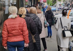 Dugački red ispred pečenjare u Beogradu dan pred Vaskrs
