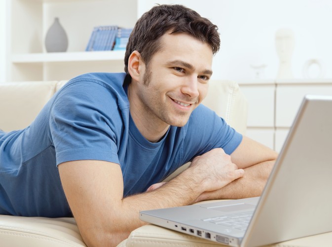 Serfuj po internecie. Odwiedzaj różne strony, rób zakupy i rozmawiaj ze znajomymi on-line. W ten sposób stymulujesz pracę tej części płata czołowego mózgu, która jest odpowiedzialna za pamięć krótkotrwałą - wynika z badań przeprowadzonych przez neurologów z University of California.