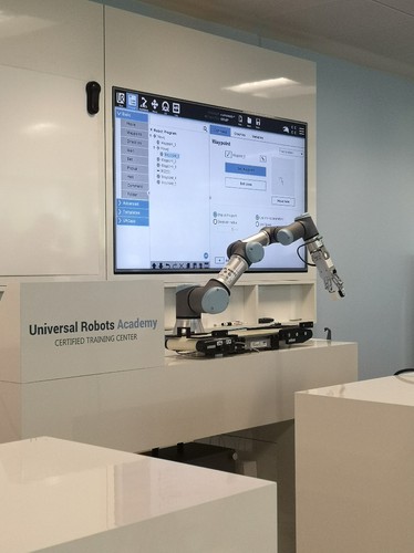 Firma w 2018 roku odnotowała przychód w wysokości 234 mln dolarów (38 proc. wzrost w stosunku do roku poprzedniego). Rok wcześniej, w 2017 roku, UR mogło się pochwalić 72 proc. wzrostem w stosunku do 2016 roku z przychodem w wysokości 170 mln dolarów. Branża ta rozwija się bardzo dynamicznie. Universal Robots zostało zakupione przez korporację Teradyne w 2015 roku za 285 mln dolarów. W Polsce UR funkcjonuje od 2010 roku. Biuro techniczne firmy znajduje się w Katowicach, a sieć partnerska na terenie kraju obejmuje siedmiu dystrybutorów.

<br>Fot. materiały prasowe/MMit<br>