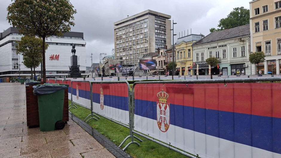 Zastave na ogradi oko parka