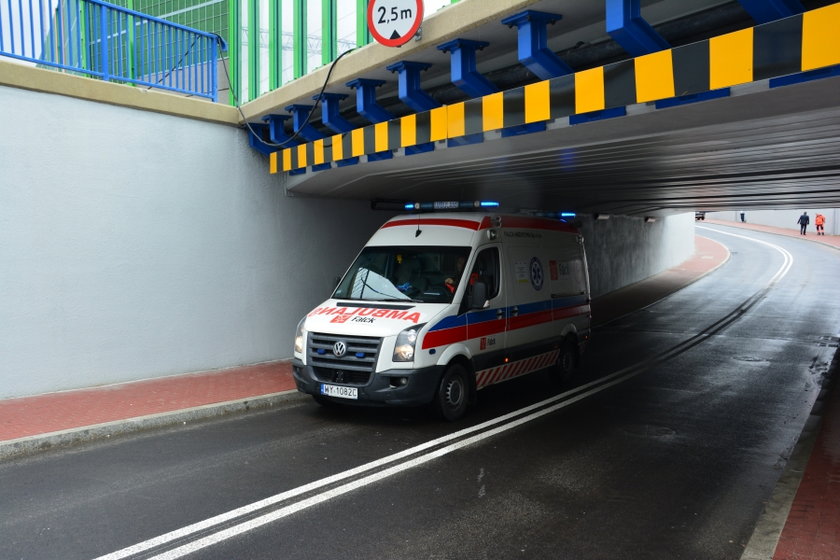 Tunel w Grodzisku Mazowieckim jest za niski. Problem w przejechaniu pod nim mają karetki