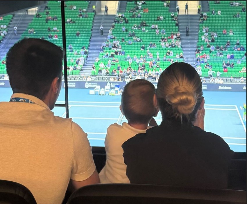 Đorđe Đoković sa porodicom gleda tenis