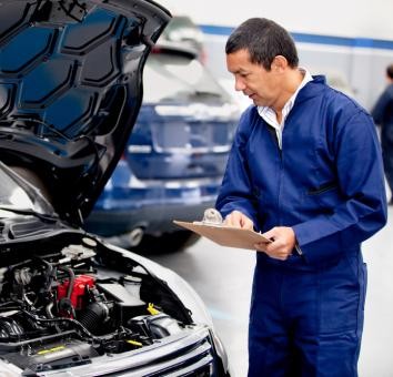 Czy można znać się na wszystkim? Czy lekarz popatrzy na nas złośliwie, jeśli zamiast fachowo nazwać staw skokowy, powiemy, że boli nas kolano? Raczej nie. <br>
Mechanicy jednak nie składają przysięgi Hipokratesa. Ten, na którego trafiłam, mógł się natomiast spotkać z przysięgą Hipokryty. Oceniają gości swoich warsztatów na oko i gdy stwierdzą, że klient lub klientka nie są ekspertami od motoryzacji, zaczynają się dziać cuda.
<br>
Podczas wymiany oleju postanowiłam kupić filtr już w warsztacie. Dostałam rachunek o połowę wyższy od spodziewanego. – Wstawiamy markowe części – pochwalił się mechanik – a koledzy z okolicznych warsztatów mają podobne ceny. To do widzenia.<br>
Wróciłam do domu. Nie dostałam paragonu. Po sprawdzeniu cen w Internecie, już wiedziałam dlaczego. Tu ważna wskazówka – zaraz na początku wizyty w warsztacie należy głośno obwieścić, że chcemy rachunek za wszystkie użyte części. Mechanik, wręczając mi fakturę, już nie był tak pewny siebie. Na rachunku były wyszczególnione najtańsze polskie zamienniki. 
<br>
A tak przy okazji – kto z Was widział cennik usług u mechanika? Wisiał w widocznym miejscu?