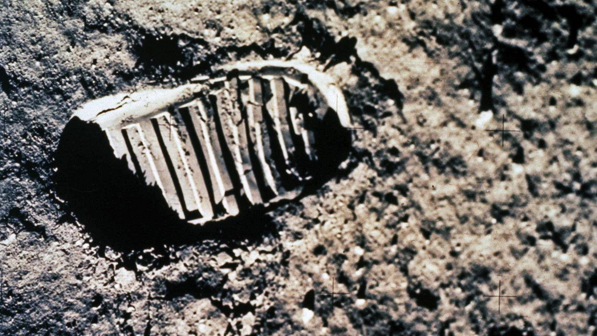 Po 45 latach żona Armstronga znalazła w płóciennej torbie, w zapomnianych rzeczach męża pamiątki z pierwszego lotu Apollo 11 na Księżyc. Trafiły do waszyngtońskiego National Air and Space Museum.