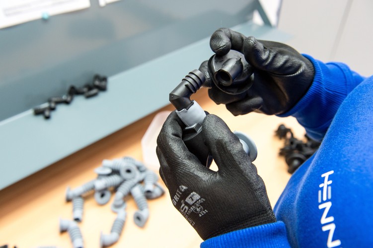 Wartość prudnickiej inwestycji koncernu nie jest duża (na razie ok. pół miliona euro), ponieważ inwestor nie budował fabryki od podstaw, ale wprowadził się do gotowych hal, gdzie do końca tego roku umieści maszyny do produkcji.
<br>
Henniges to kolejny inwestor branży motoryzacyjnej, który wybrał Opolszczyznę. Wśród tych, którzy mają już zakłady w tym regionie, są m.in. Mubea czy Tru-Flex w Ujeździe, Global Steering Systems Europe i Polaris w Opolu czy Donaldson oraz Johnson Controls w Skarbimierzu. W lipcu budowę w Ujeździe zakładu za 100 mln euro rozpoczęła firma IFA Rotorion.<br><br> fot. (sko) PAP/Maciej Kulczyński