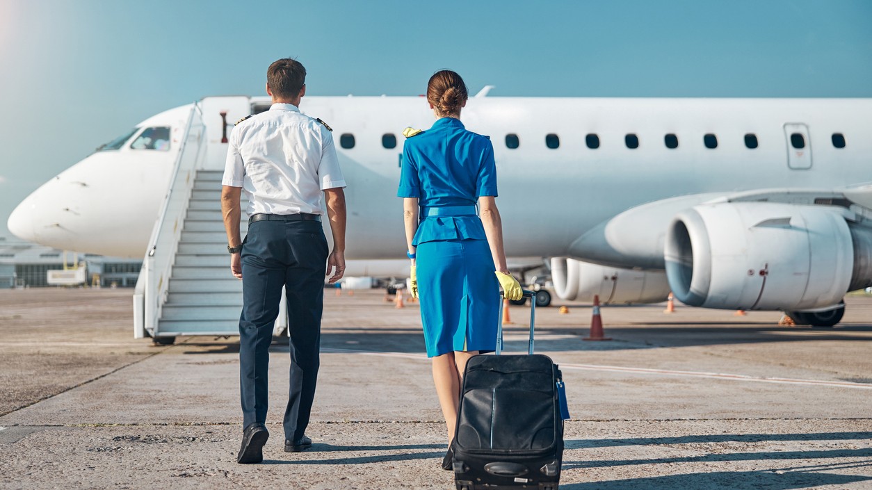 Elegantná uniforma a exotické destinácie? Koľko zarába letuška/stevard?