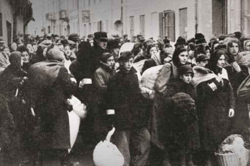 Żydzi czekający na deportację do obozu koncentracyjnego, Warszawa, 1944 r.