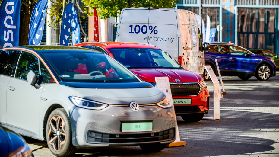 Udział pojazdów napędzanych elektrycznie w ofertach aut z drugiej ręki wzrósł od 2019 r. sześciokrotnie — wynika z danych serwisu autobaza.pl