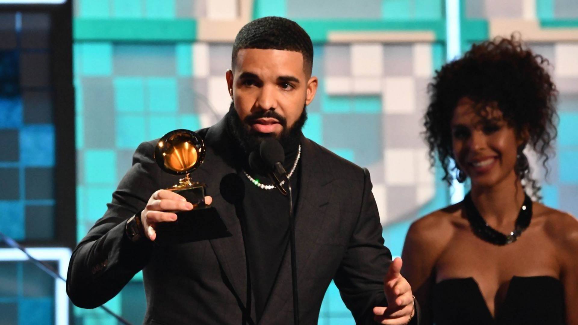 Grammy nagrade: Drake govorom izazvao histeriju, organizatori ga isekli