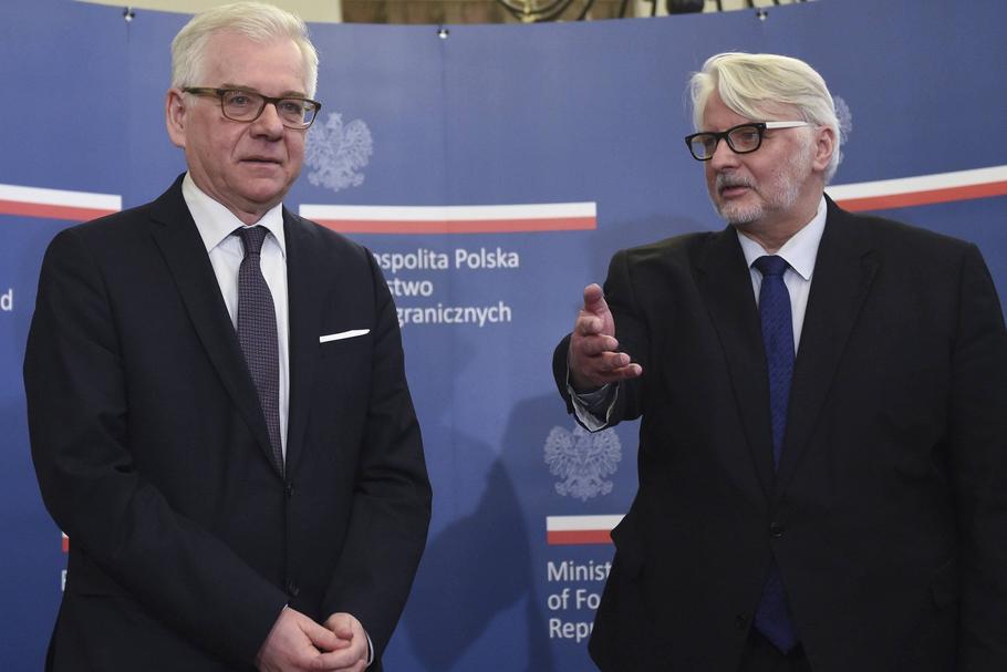 Były minister spraw zagranicznych Witold Waszczykowski (P) podczas przekazania obowiązków nowemu szefowi MSZ Jackowi Czaputowiczowi. Warszawa, 09.01.2018.