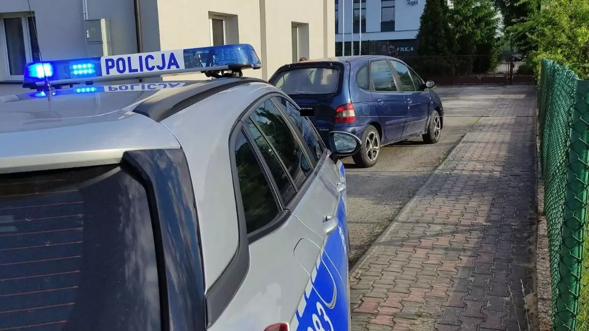 Mężczyzna przyjechał na policję samochodem Renault Scenic