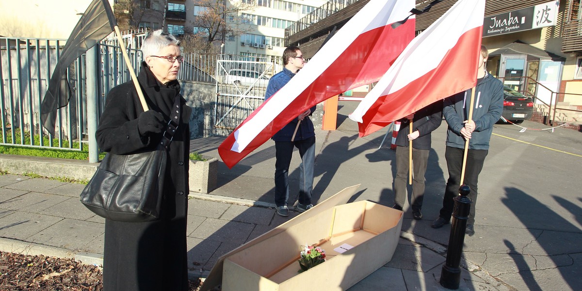 „Pogrzeb demokracji". Przyszło 13 osób