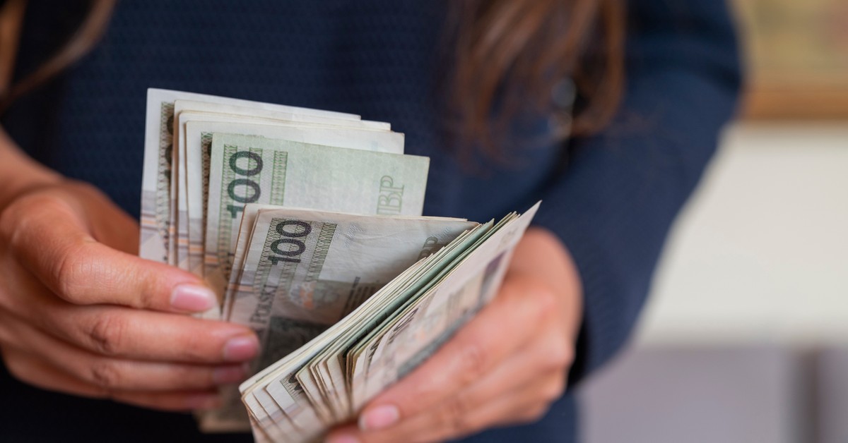 Wyższe pensje dla milionów Polaków, bo... przepisy zadziałają wstecz. Wchodzą rewolucyjne zmiany w umowach o pracę