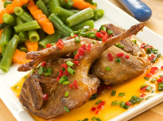 Szafran poprawia nastrój, gdyż zawiera antydepresanty. Zalecany jest więc osobom cierpiącym na depresję. Ale uwaga: jeśli przeholujesz z jego ilością, będziesz cierpiał na bezsenność! (Tak jak curry, szafran barwi potrawę na żółty kolor; ma silny korzenny zapach i smak z nutka goryczy, więc trzeba stosować go z umiarem do potraw z drobiu i ryb).