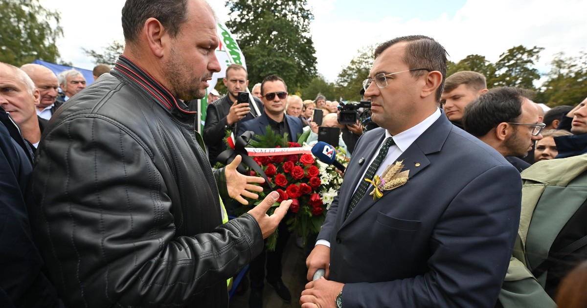 Emocje podczas dożynek. Minister z PSL dostał wieńcem. "Profanacja"