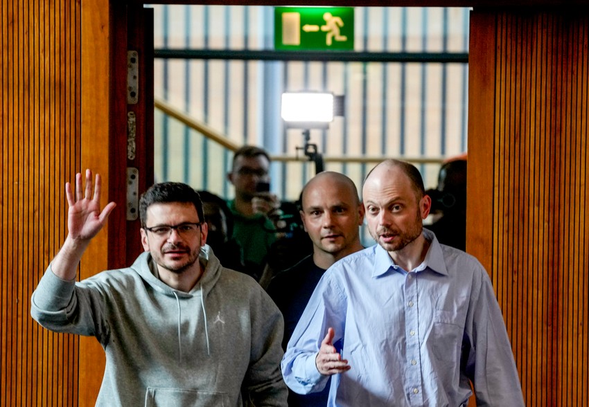 Oslobođeni ruski zatvorenici Ilja Jašin, Andrej Pivovarov i Vladimir Karamurza u Bonu 2. avgusta