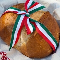 Magyar Ízek Utcája augusztus 20-án: Tóth Gabi szegi meg a Szent István napi kenyeret