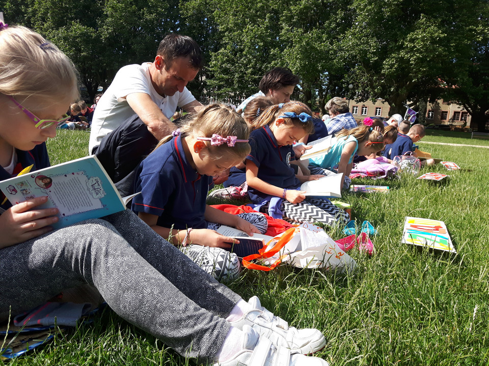Szczecin zakręcony na czytanie. Pół tysiąca dzieci z książkami na Jasnych Błoniach