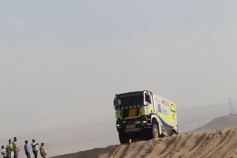 Dakar 2013: Hołowczyc zawiedziony, Sainz utknął na wydmach (2. etap, wyniki, galeria)