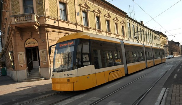 Tramwaj Pesy w węgierskim mieście Segedyn. Fot. PESA