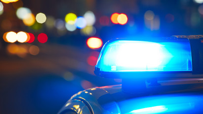 Tragédia a 33-as főúton: felborult egy autó Besenyőteleknél, a sofőr meghalt