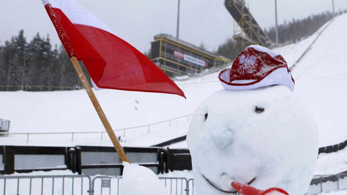 Sobotni konkurs PŚ w skokach narciarskich w Harrachovie nie odbędzie się. W czeskiej miejscowości pada śnieg i mocno wieje. Jury zdecydowało przenieść konkurs na niedzielę na godz. 9:30.