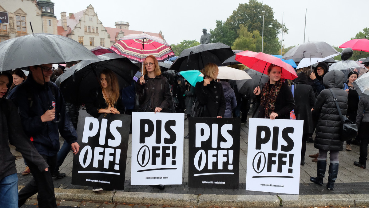 Julia Hoffmann wraz z setkami osób była w poniedziałek przed biurem PiS, gdzie przeniosła się część uczestników "czarnego protestu". Jak relacjonuje, na jej oczach policjanci brutalnie usuwali kobiety z ulicy. - Dostrzegłam młodą osobę, którą większa liczba funkcjonariuszy biła i szarpała, co wzbudziło we mnie instynktowną chęć pomocy osaczonej osobie. Niestety, wtedy straciłam przytomność - wskazuje pani Julia w liście przekazanym Onetowi przez Nowoczesną.