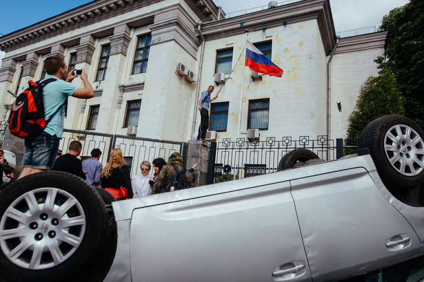 Antyrosyjska demonstracja w Kjowie. Zerwano flagę Rosji