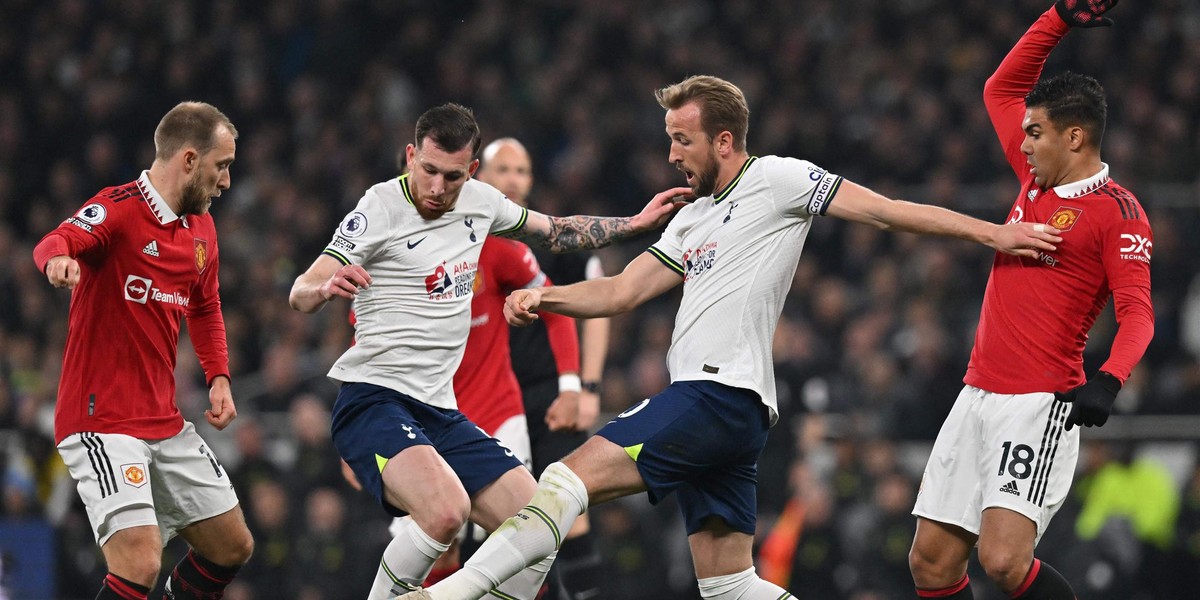 Harry Kane walczy o piłkę w meczu Tottenhamu z Crystal Palace.