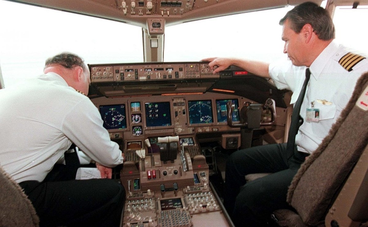Piloci w kabinie samolotu pasażerskiego