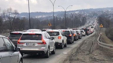 Koniec ferii zimowych. Ostatni turyści wracają z Podhala. Na zakopiance znów korek gigant