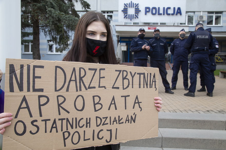 Demonstracja przed budynkiem Policji w Białymstoku, gdzie przesłuchiwano uczennicę w związku z udziałem w Strajku Kobiet