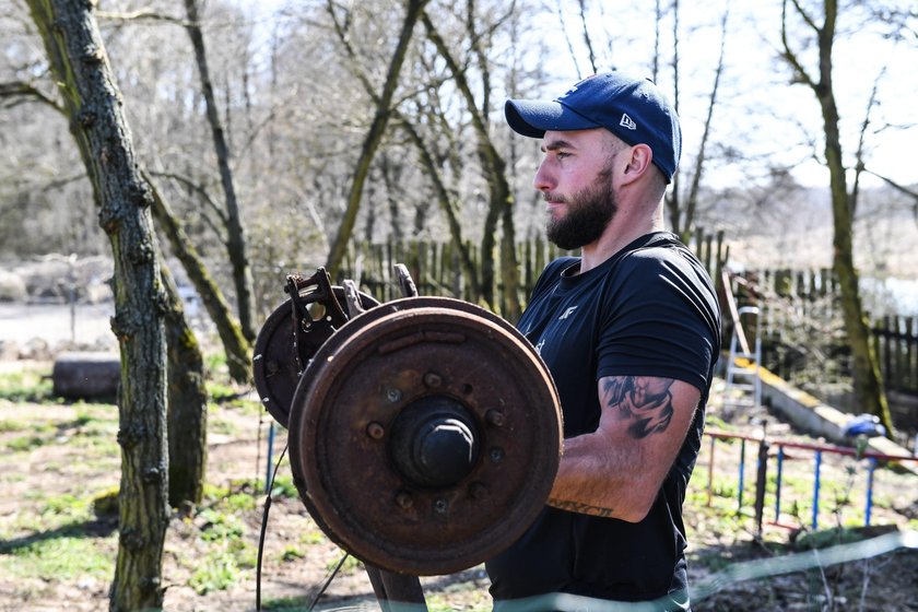 Za sztangę służy im oś od starej syrenki, z tyrolki dla dzieci zrobili specjalny podajnik do ciężarów, oszczepy wbijają w skarpę, a pompki robią z... oponą na plecach.