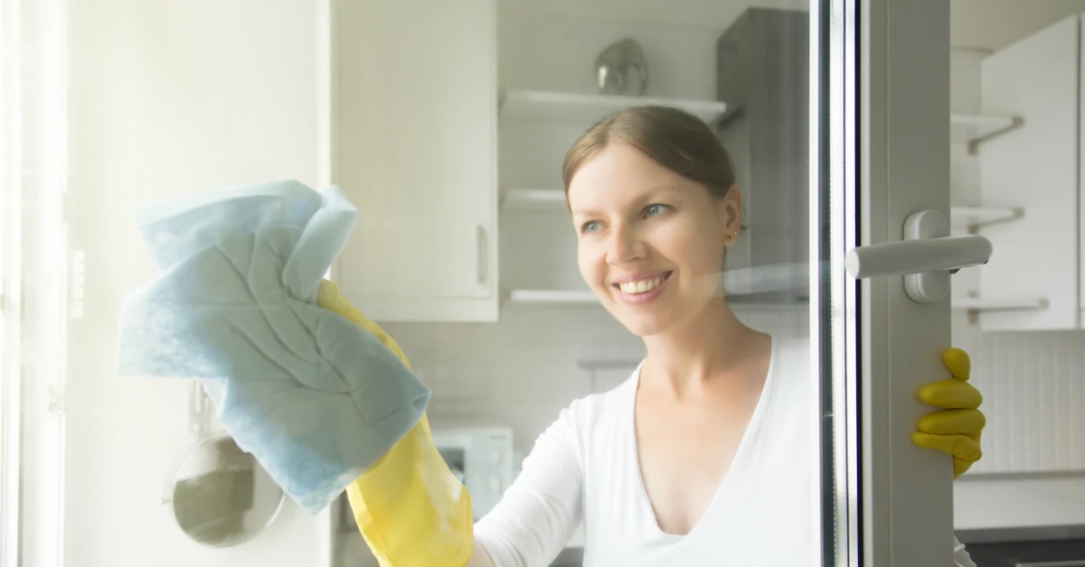 Babciny sposób wrócił do łask. Zamiast wylewać do zlewu, użyj do mycia. Kabina prysznicowa będzie lśnić jak nowa