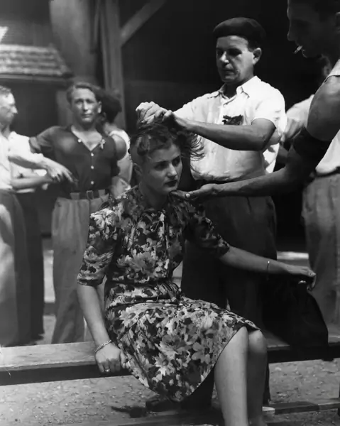Golenie głowy kobiecie, która utrzymywała kontakty z Niemcami. Francja, rok 1944 lub 1945 / Bettmann / Contributor