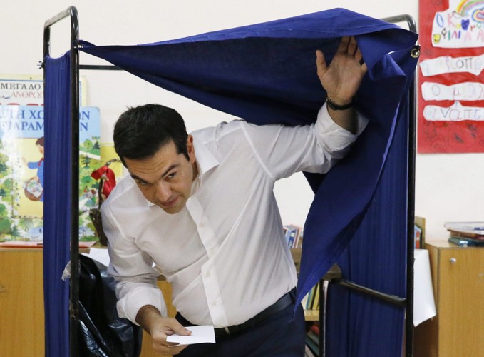 Działania unijnych decydentów będą się w najbliższym czasie koncentrowały na ograniczeniu skutków ubocznych, jakie ma zamieszanie w Grecji na unijne finanse. EBC będzie bardziej skłonny do rozwinięcia nowych narzędzi przeciwdziałających przeniesieniu się kryzysu na inne państwa strefy euro, włączając w to rozszerzenie programu skupu obligacji. Osłabi to kurs euro. EBC i MFW będą musiały przygotować się na falę niewypłacalności w Grecji. Na fot. Alexis Tsipras, EPA/ARMANDO BABANI Dostawca: PAP/EPA.