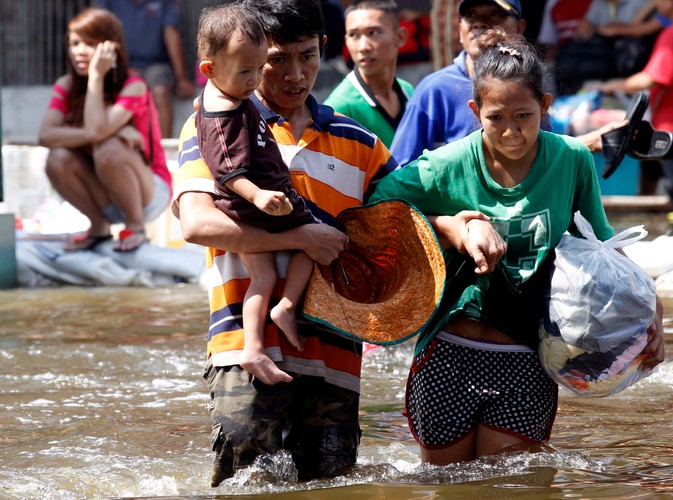 Rodzice z dzieckiem podczas ewakuacji jednej z dzielnic Bangkoku