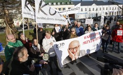 Muzyk z KOD handlował kobietami? "To ogromnie hańbiący zarzut"