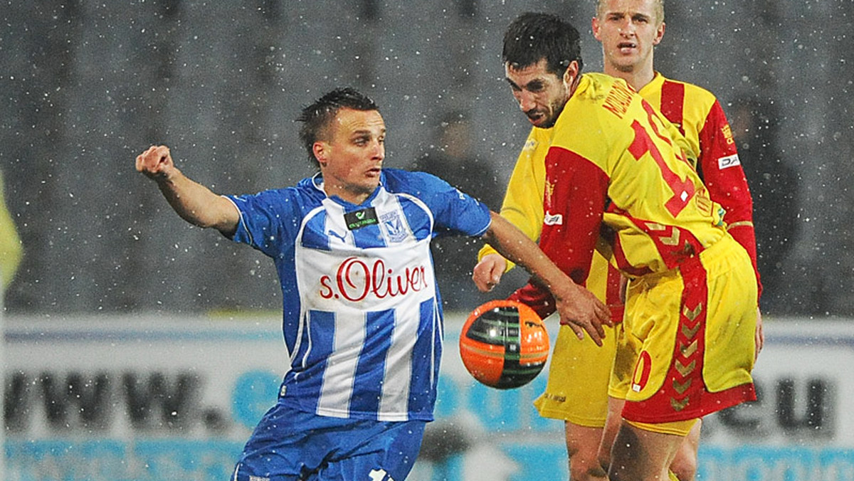 Prowadząca w tabeli Jagiellonia Białystok zremisowała w niedzielę w Chorzowie z Ruchem 0:0, a Polonia uległa w Warszawie Wiśle Kraków 0:1. Piłkarze Ekstraklasy zakończyli rundę jesienną, ale za tydzień rozegrają jeszcze awansem kolejkę z rundy wiosennej.