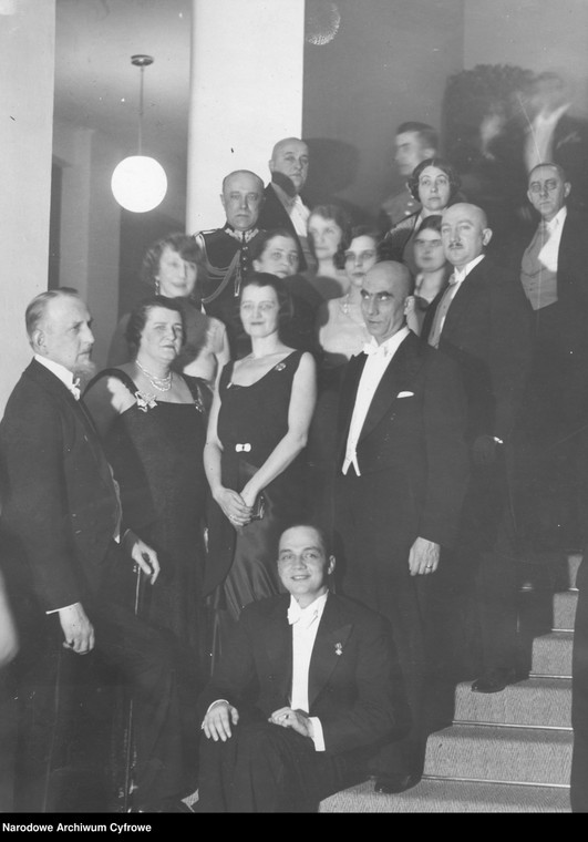 Grupa uczestników balu w 1932 r. Marta Thomas-Zaleska jest trzecia z lewej w pierwszym rzędzie.