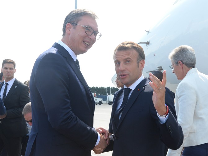 Predsednik Srbije Aleksandar Vučić i predsednik Francuske Emanuel Makron na aerodromu u Beogradu