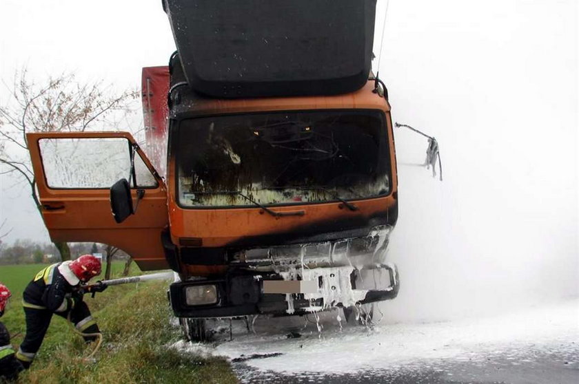 Płonący tir na drodze