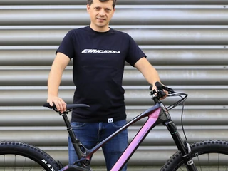 Paweł Marczak z rowerem marki Antidote Bikes