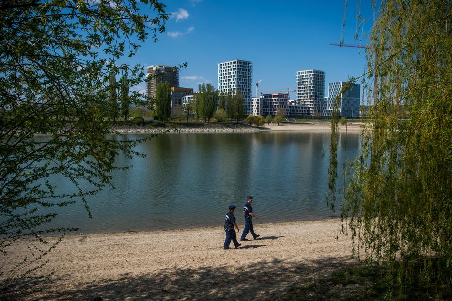  Rendőrök járőröznek Budapesten, a Kopaszi-gáton 2020. április 11-én. / Fotó: MTI/Balogh Zoltán