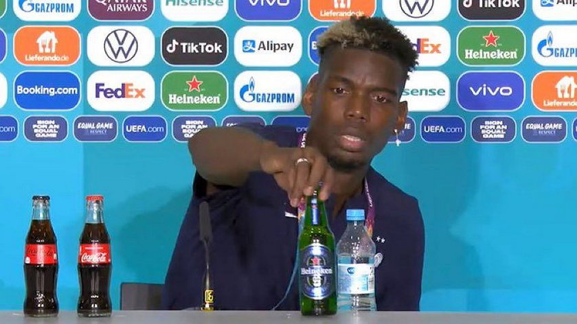 Paul Pogba w trakcie konferencji prasowej zdjął ze stołu butelkę piwa Heineken