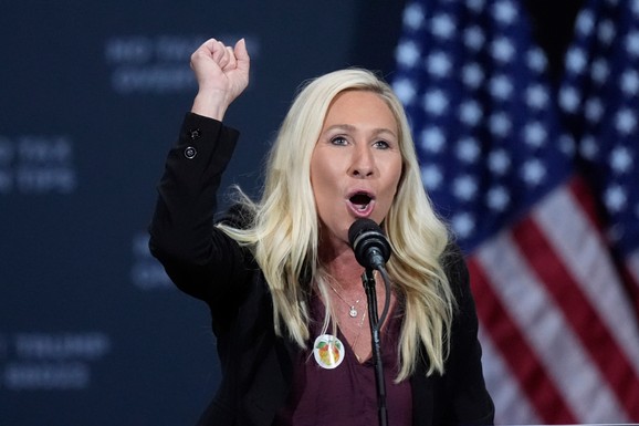 "TRAMP MI JE REKAO: 'TVOJ SIN ZASLUŽUJE DA UMRE'" Skandal u SAD zbog dosijea o Džefriju Epstajnu! Bivša kongresmenka tvrdi da joj je predsednik pretio i "MOLIO" je da na njih "zaboravi": "Stradaće mi ljudi!"