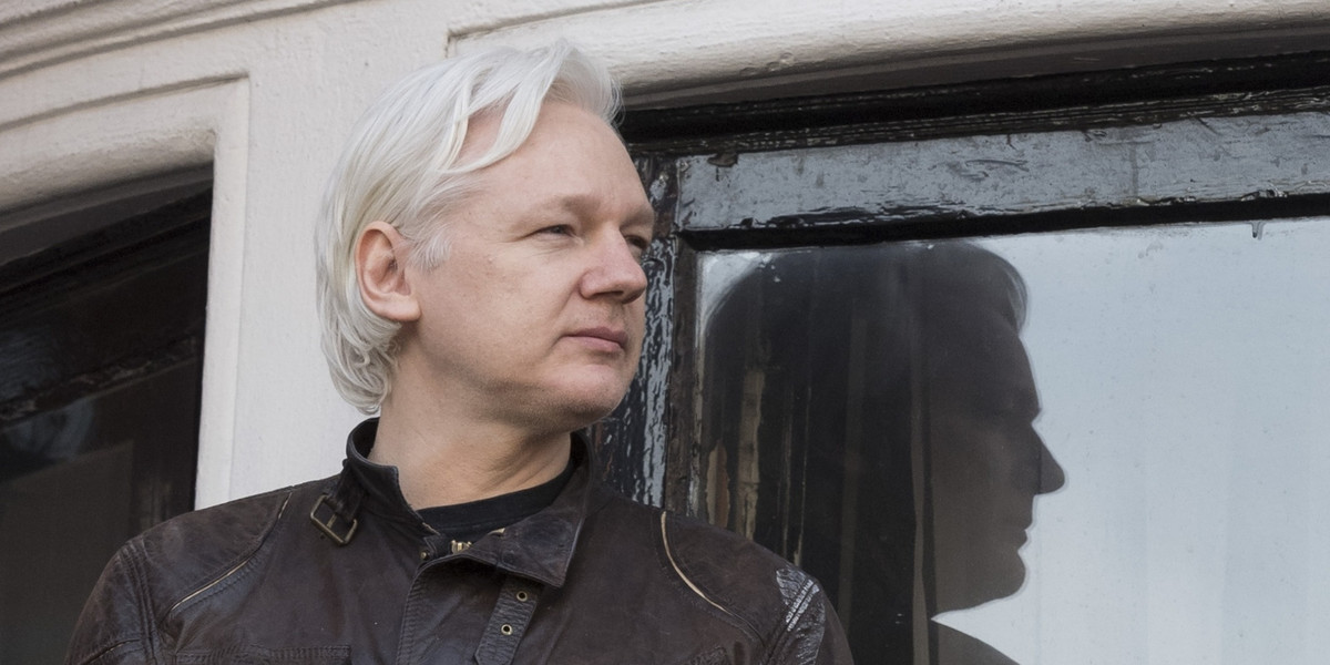 W czwartek brytyjska policja siłą wyprowadziła Assange'a z ekwadorskiej ambasady w Londynie, gdzie mężczyzna ukrywał się od 2012 roku. Przedstawiamy jego historię