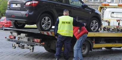 Niezła samowolka Straży Miejskiej w Lublinie! Parkować można było legalnie, ale auta i tak wywieźli na lawecie