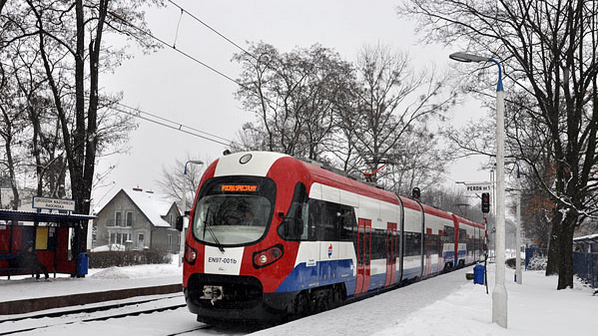 Pierwszy z czternastu nowoczesnych pociągów kupionych przez Warszawską Kolej Dojazdową obsługuje od piątku połączenia rozkładowe - poinformował w piątek Urząd Marszałkowski Województwa Mazowieckiego. Pozostałe pociągi mają wyjechać na tory do końca roku.